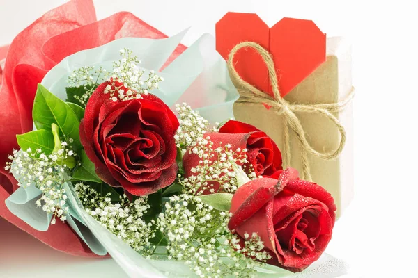 Bouquet Rose Rosse Con Cuore Rosso Carta Scatola Regalo Sfondo — Foto Stock