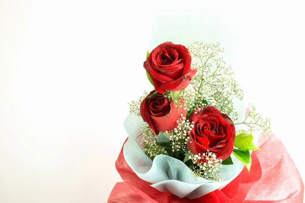 白い背景に赤いバラの花束 バレンタインデーのコンセプト — ストック写真