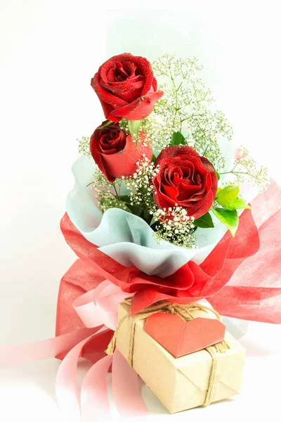 白い背景に紙の赤いハートとギフトボックス付きの赤いバラの花束 バレンタインデーのコンセプト — ストック写真