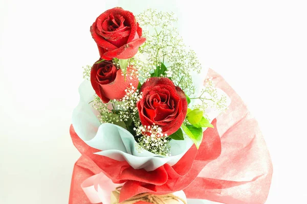 白い背景に赤いバラの花束 バレンタインデーのコンセプト — ストック写真