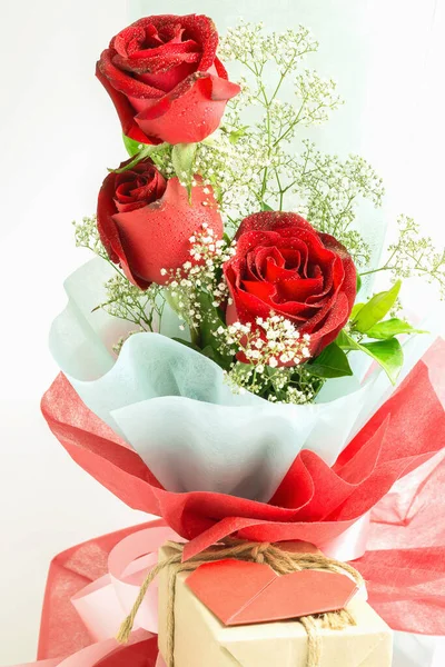 白い背景に紙の赤いハートとギフトボックス付きの赤いバラの花束 バレンタインデーのコンセプト — ストック写真