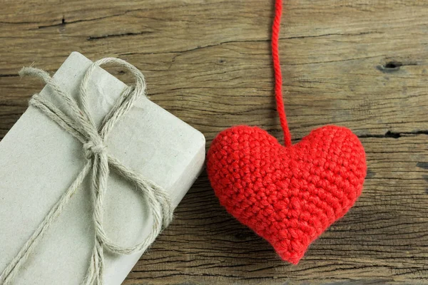 Día San Valentín Corazón Hilo Rojo Con Caja Regalo Mesa — Foto de Stock