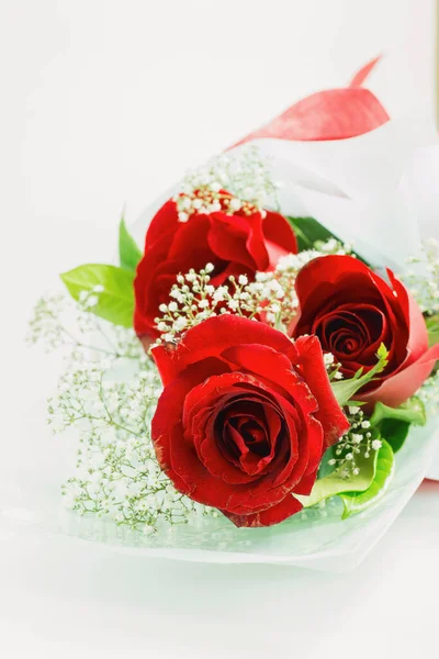 Día San Valentín Símbolo Amor Rosas Rojas Sobre Fondo Blanco — Foto de Stock