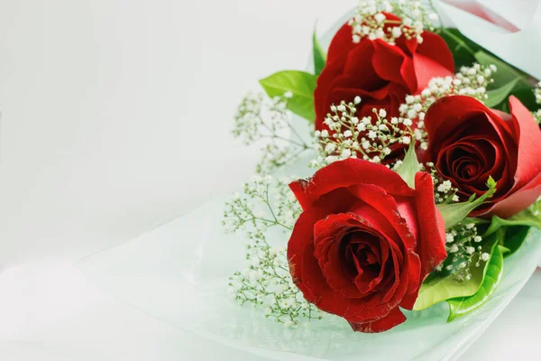 Día San Valentín Símbolo Amor Rosas Rojas Sobre Fondo Blanco — Foto de Stock