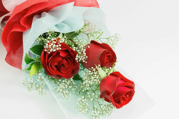 Ημέρα Του Αγίου Βαλεντίνου Σύμβολο Αγάπης Κόκκινα Τριαντάφυλλα Λευκό Φόντο — Φωτογραφία Αρχείου