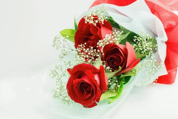 День Святого Валентина Символическая Любовь Красные Розы Белом Фоне Местом — стоковое фото