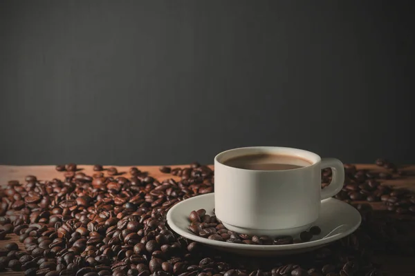 Tasse Café Grains Café Sur Fond Noir Bois Table Avec — Photo