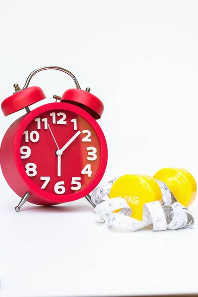 Jam Alarm Merah Dengan Dumbel Kuning Dan Pita Ukuran Pada — Stok Foto