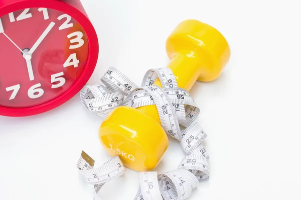 Kuning Dumbbell Dengan Ukuran Pita Dan Jam Alarm Merah Latar — Stok Foto