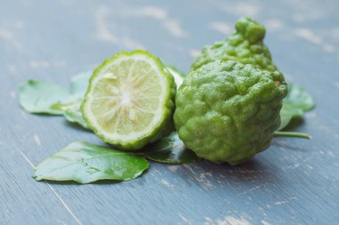Kontrplak arka planında yeşil yapraklı Bergamot..