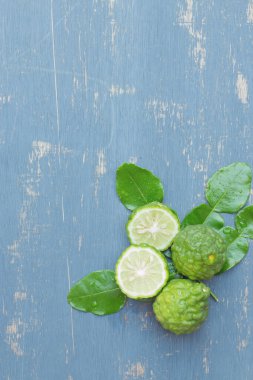 Kontrplak arka planında yeşil yapraklı üst manzara Bergamot.