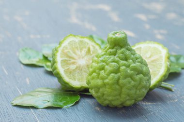 Kontrplak arka planında yeşil yapraklı Bergamot..