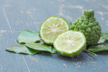 Kontrplak arka planında yeşil yapraklı Bergamot..