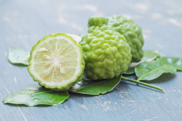 胶合板背景上有绿叶的Bergamot — 图库照片