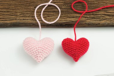 Aşk kalbi ahşap arka planda, sevgililer günü kartı konsepti