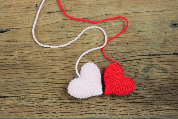 心脏编织红色和粉红色在旧的木制背景 带有可写入文本的复制空间 情人节贺卡的概念 — 图库照片