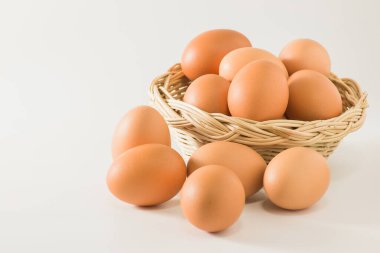 Beyaz arka planda sepette yumurtalar. Metin yazmak için sol tarafında kopyalama alanı ile.