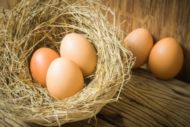 Tahta arka planda saman sepetinde yumurtalar. Metin yazmak için sağ tarafta kopyalama alanı ile.