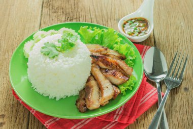 Izgara domuz boynunda pilav, ahşap masada baharatlı sos. metin için boşluk kopyala.