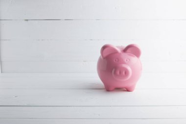 Beyaz Arkaplanda Pembe Domuz Kumbarası.