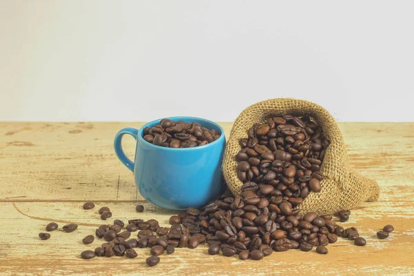 Café Grains Dans Sac Avec Tasse Bleue Sur Table Bois — Photo