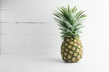 Beyaz arka planda ananas. Kopyalama alanı ile.