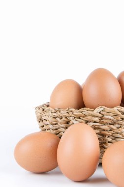 Beyaz arkaplanda sepette yumurtalar.