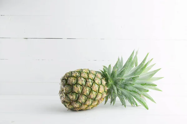 Ananas Fundal Alb Spațiu Copiere — Fotografie, imagine de stoc