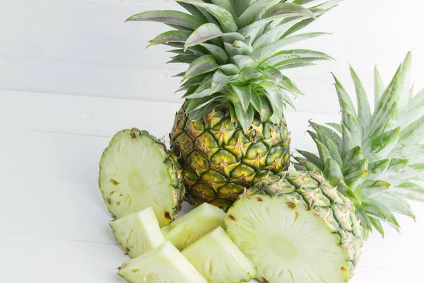 Ananas Mis Sur Table Bois Blanc — Photo