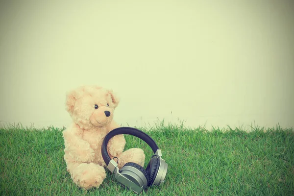 Teddybär Mit Kopfhörer Auf Grünem Gras Weißer Hintergrund Vintage Stil — Stockfoto