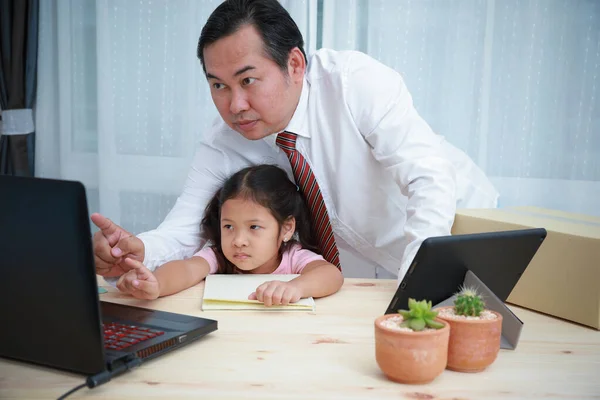 Asijský Podnikatel Učí Dceru Učit Line Podnikání Doma Nejužitečnějším Použitím — Stock fotografie