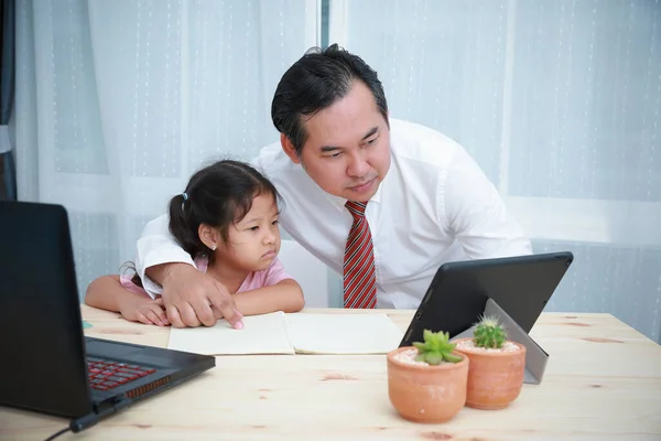 Asijský Podnikatel Výuka Domácí Dcera Učení Online Doma Použijte Notebook — Stock fotografie