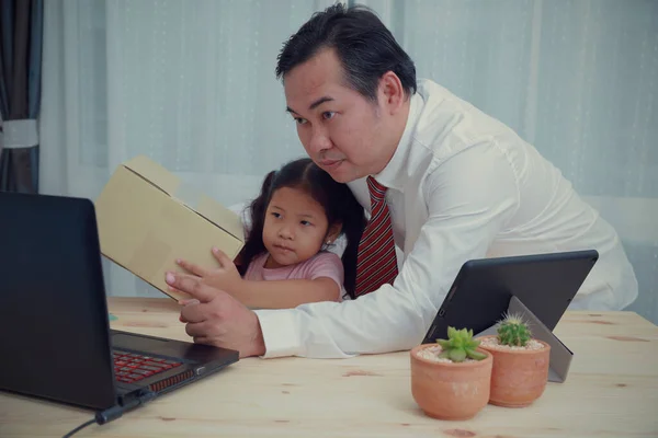 Homem Negócios Asiático Ensinando Filha Aprender Sobre Negócios Online Casa — Fotografia de Stock