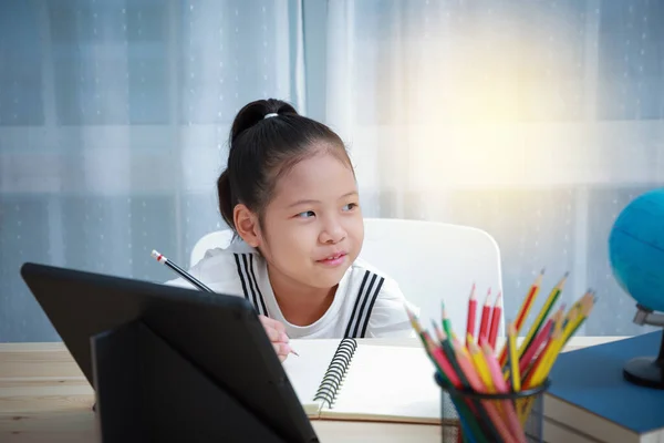 Een Aziatisch Meisje Doet Thuis Huiswerk Online Het Een Afstandsonderwijs — Stockfoto