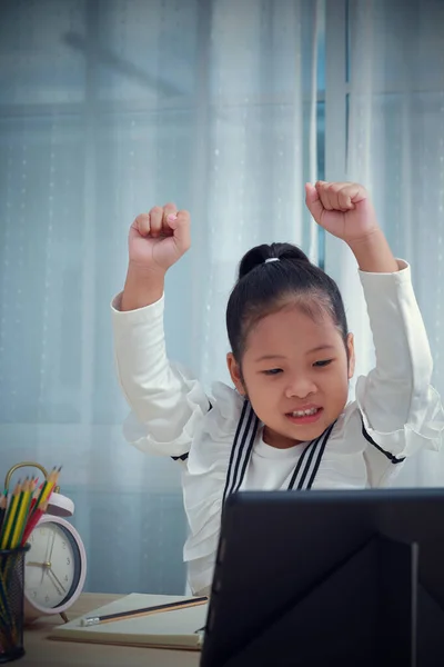 Asijské Dívky Učí Online Doma Vzdělávání Dálku Pro Děti Během — Stock fotografie