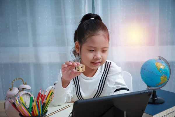 Aziatische Jongen Meisjes Leren Wiskunde Online Thuis Afstandsonderwijs Voor Kinderen — Stockfoto