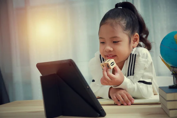 Asyalı Çocuklar Evde Online Matematik Öğreniyorlar Coronavirus Sırasındaki Çocuklar Için — Stok fotoğraf