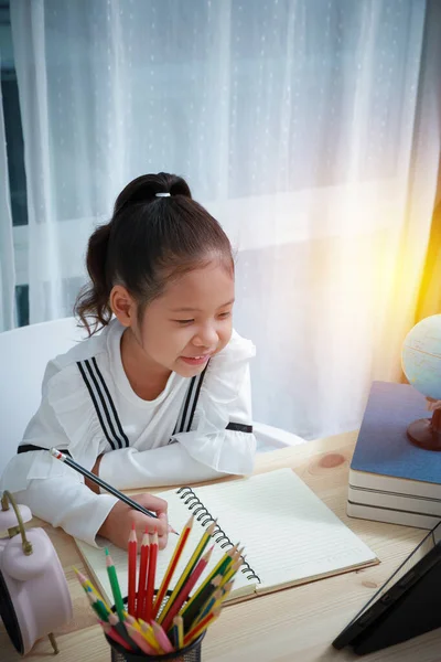 Crianças Asiáticas Aprendendo Online Casa Educação Distância Para Crianças Durante — Fotografia de Stock