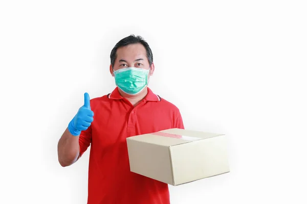 아시아의 배달원 직원들은 유니폼을 장갑을 코로나 바이러스를 보호하기 의료용 마스크를 — 스톡 사진