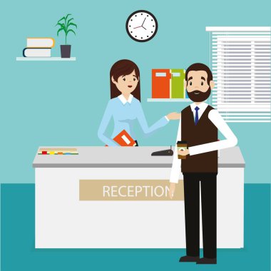 Resepsiyon kızla konuşurken ve kahve içme adam