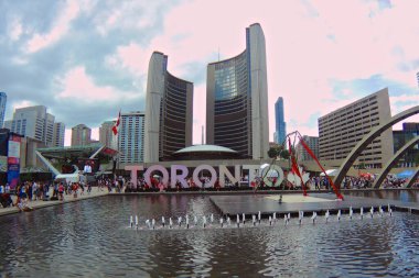 Toronto, Ontario / Kanada - 07-03-2017: Toronto Belediye Binası ve Toronto Tabelasıyla Nathan Phillips Meydanı 