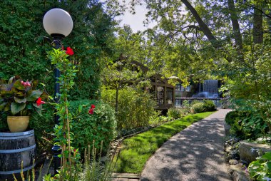 Suya düşmüş resmi bahçe manzarası.