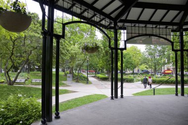 Toronto, Ontario / Kanada - 06 / 05 / 2017: St. James Park 'ın Manzarası - Toronto, Ontario, Kanada şehir merkezinde bir şehir parkı 
