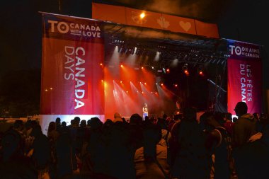 Toronto, Ontario / Kanada - 01 Temmuz 2017: İnsanlar Kanada Günü performanslarını izlemek için akşam Albert Campbell Meydanı 'nda toplandılar.
