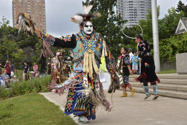 Toronto, Ontario / Kanada - 01 Temmuz 2017: Geleneksel Kanada yerlileri geleneksel dans gösterisi için 1 Temmuz 2017