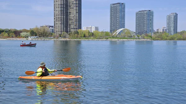 Toronto, Ontario / Kanada - 05 / 21 / 2018: arka plan olarak deniz kenarındaki apartman binaları ile Ontario Gölü 'nde kayak yapmak