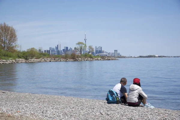 Toronto 'nun manzarasının tadını çıkaran çift Ontario Gölü üzerinde gökyüzü çiziyor.