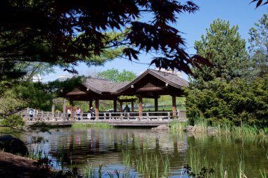 Mississauga, Ontario / Kanada - 20 Mayıs 2016: Kariya Park 'ta Japon bahçe tasarımı - Mississauga, Ontario, Kanada