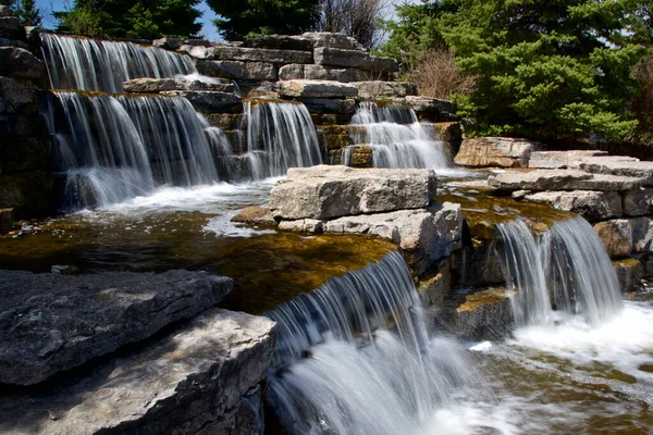 Richmond Hill, Ontario / Kanada - 08 Mayıs 2019: Richmond Hill, Ontario, Kanada 'da güzel bir şelale manzarası