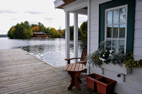 Boathouse Immerso Tra Gli Aceri Molo Barca Balcone Una Vista — Foto Stock